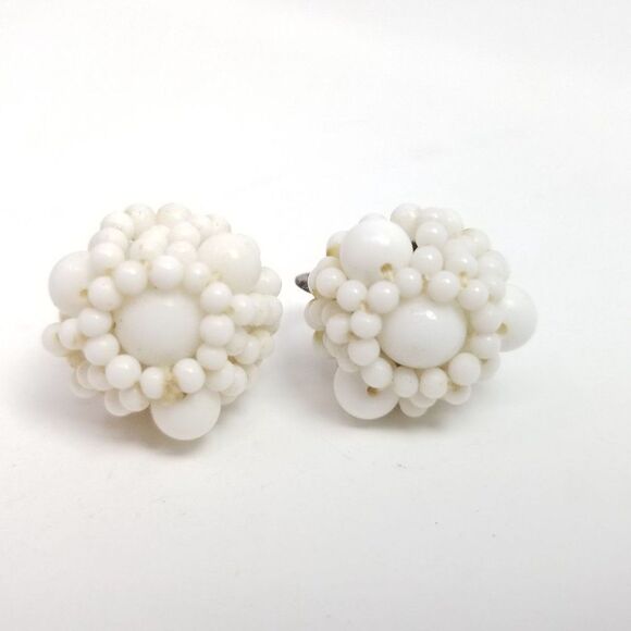 Vintage White Beaded Cluster Clip On Earrings, Floral Shape, Retro Estate - Picture 5 of 5